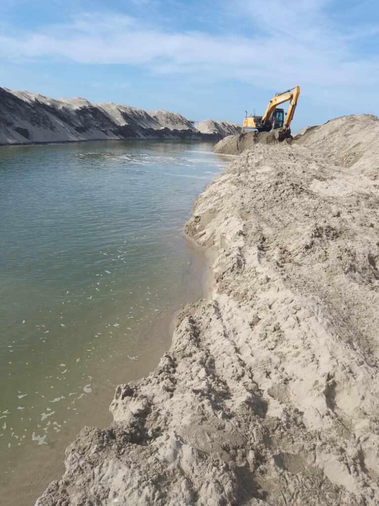 Llega más maquinaria a Villa Unión para la apertura de la boca del río Presidio en Mazatlán