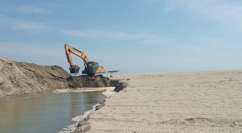Llega más maquinaria a Villa Unión para la apertura de la boca del río Presidio en Mazatlán