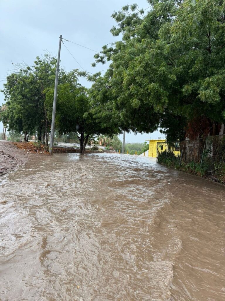 Calle inundada en El Fuerte tras lluvias.