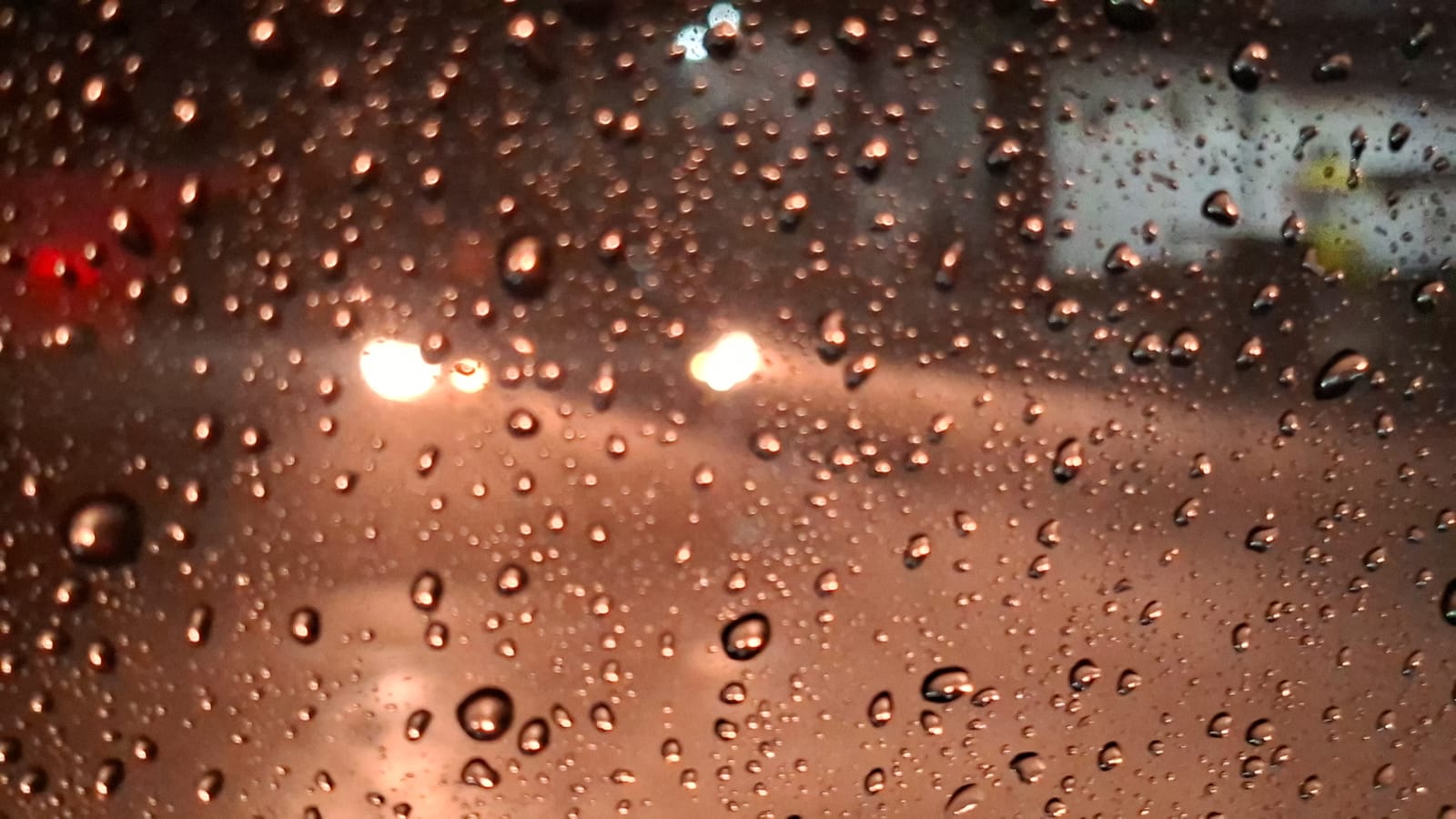 Gotas de lluvia en un vidrio de un carro