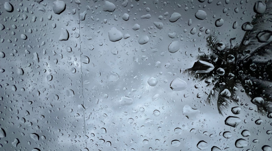 Gotas de lluvias sobre un cristal