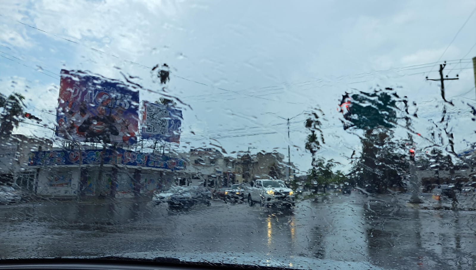 Parabrisas de automóvil con lluvia en Los Mochis