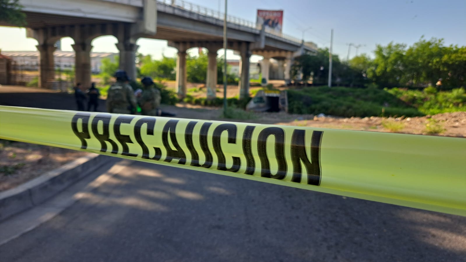 Localizan a tres hombres sin vida y a uno herido debajo de puente del bulevar Arjona en Culiacán