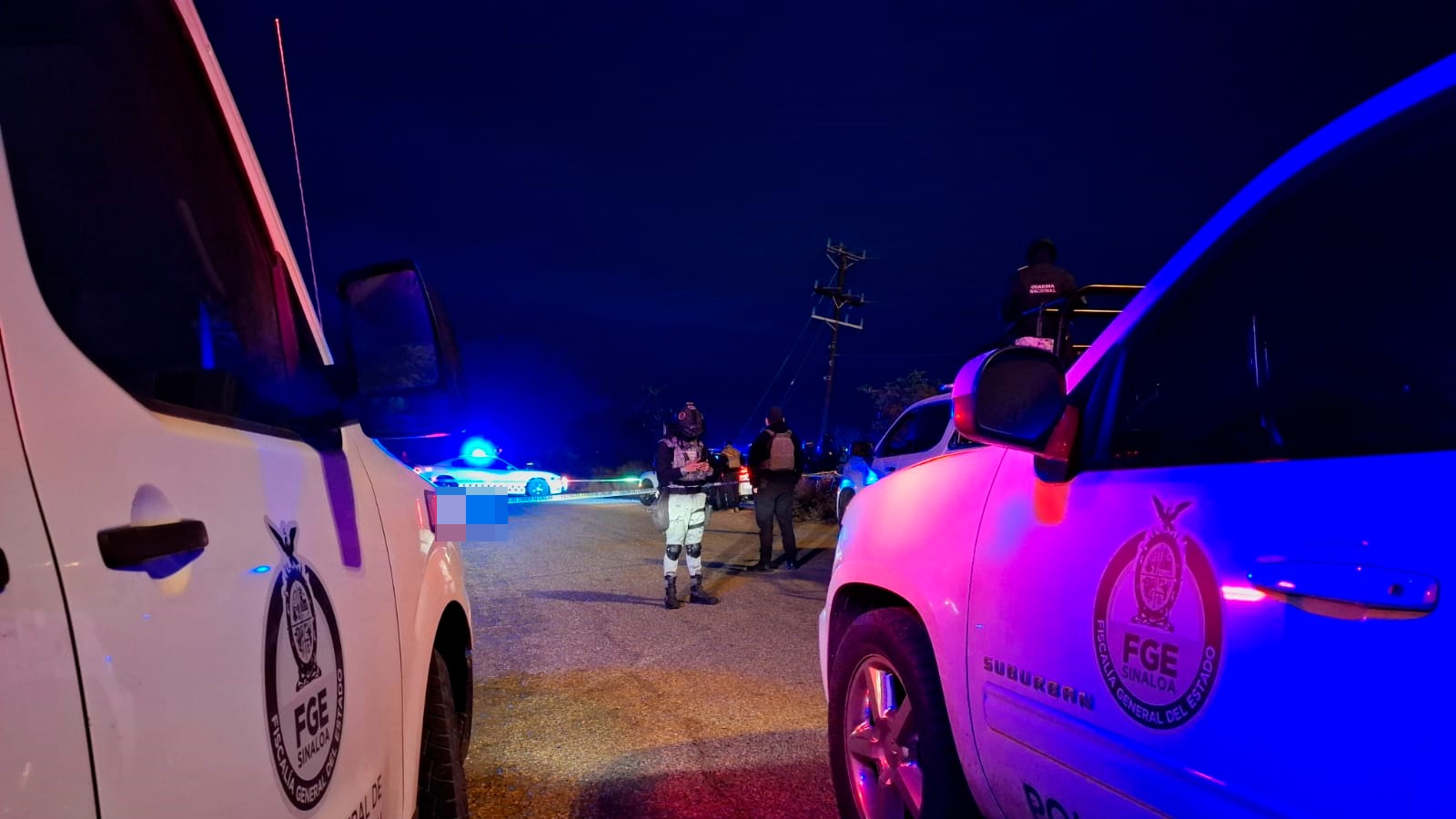 Elementos de seguridad y vehículos de la FGE en Sinaloa