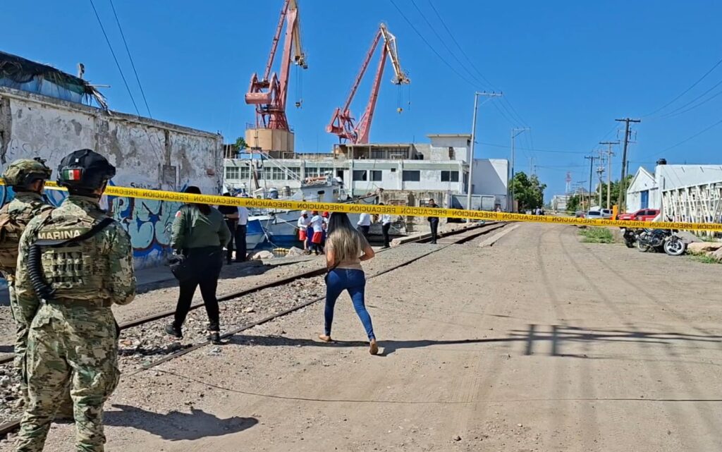 Localizan el cuerpo de un hombre sin vida en la biobarda del puente Juárez en Mazatlán