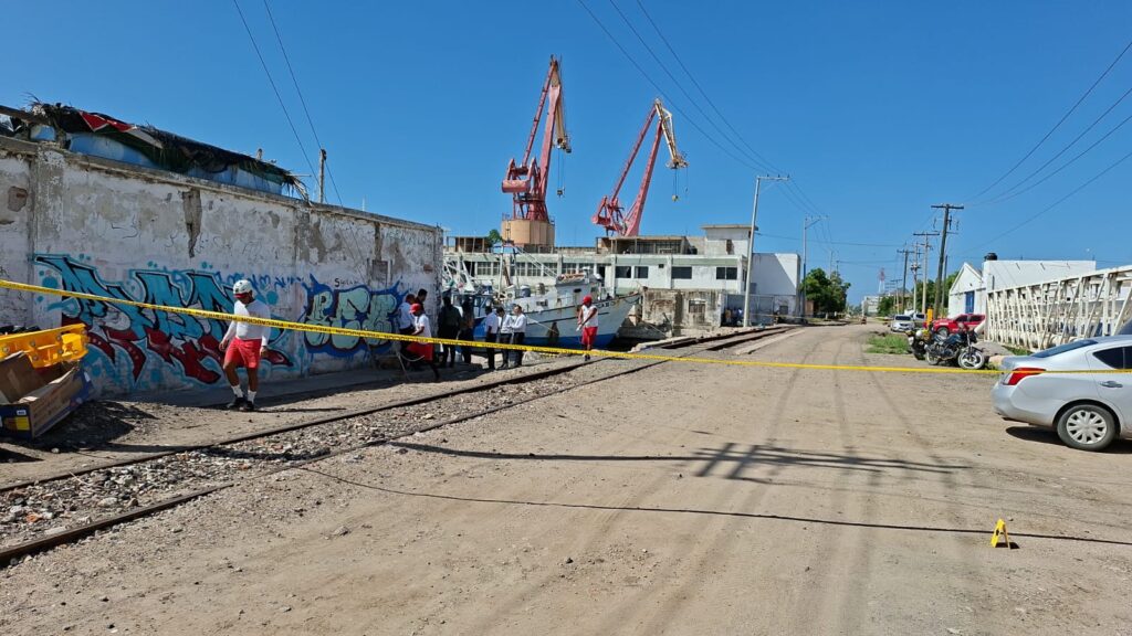 Localizan el cuerpo de un hombre sin vida en la biobarda del puente Juárez en Mazatlán