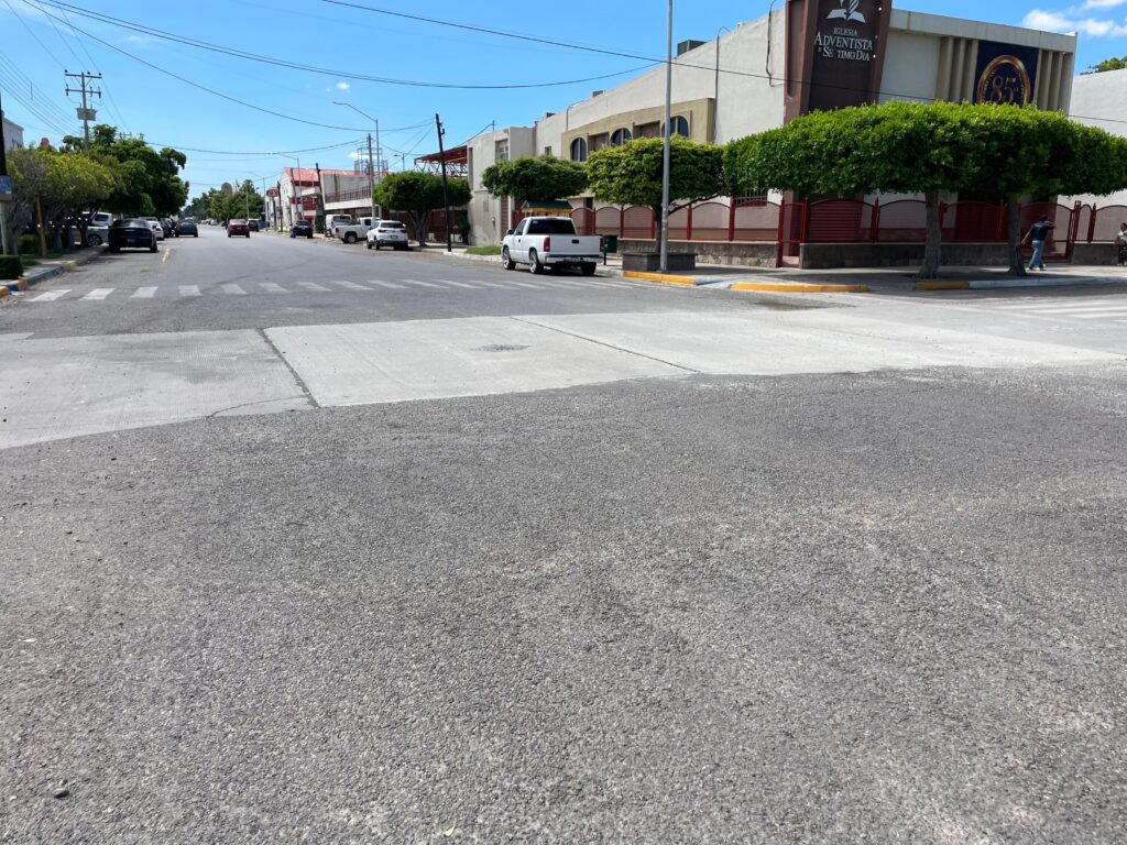 Rehabilitación de concreto en el cruce de las calles Álvaro Obregón y Niños Héroes.
