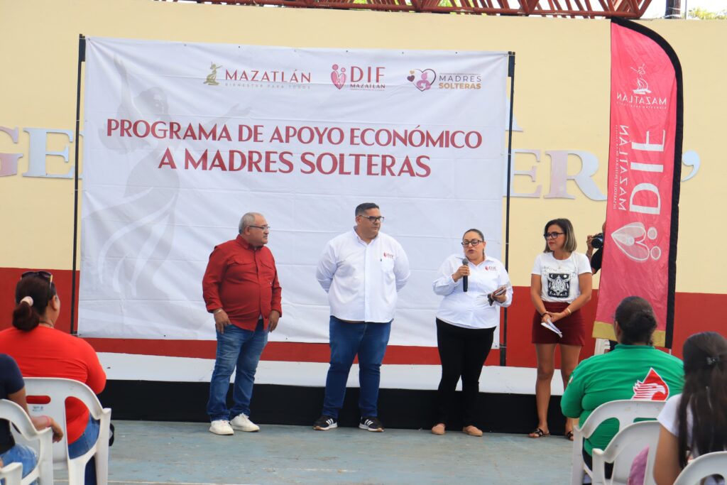 Madres solteras reciben pago de DIF Mazatlán