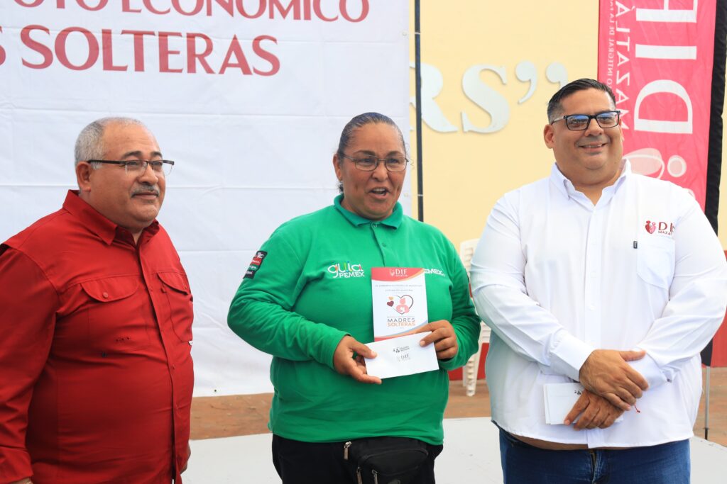 Madres solteras reciben pago de DIF Mazatlán