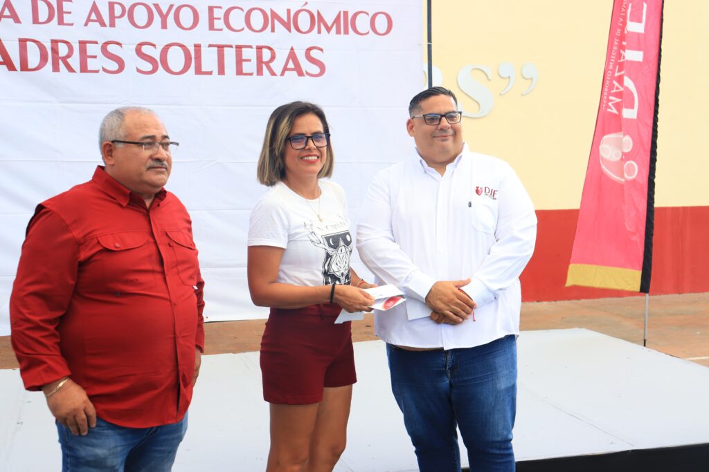 Madres solteras reciben pago de DIF Mazatlán