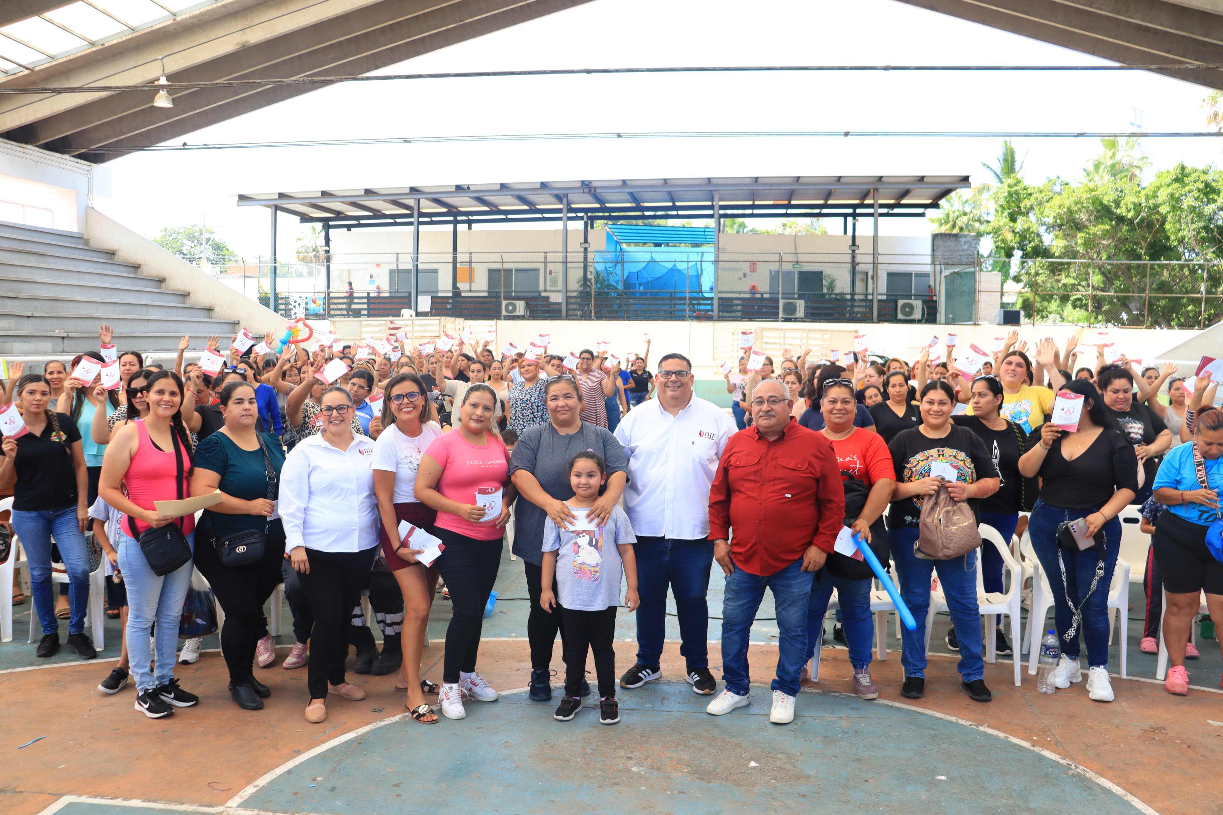 Madres solteras reciben pago de DIF Mazatlán
