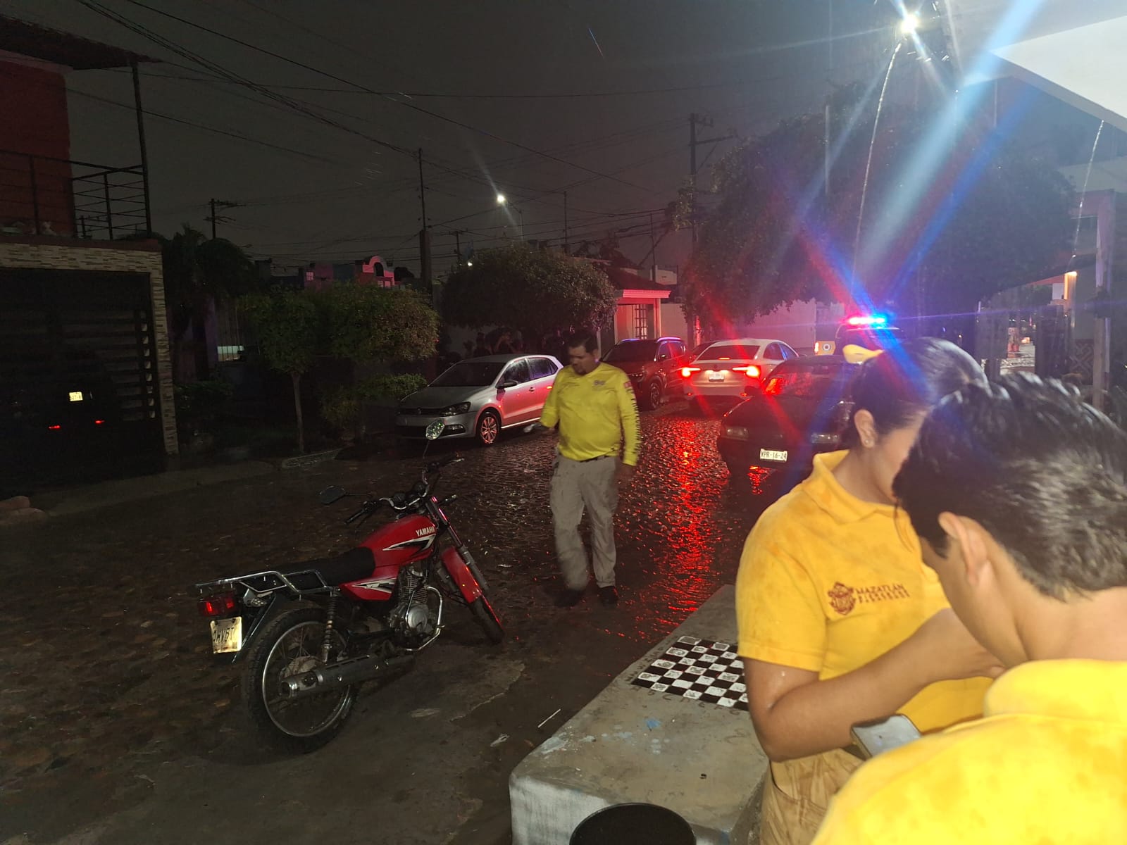 Autoridades en el lugar donde ocurrió el caso de maltrato animal.