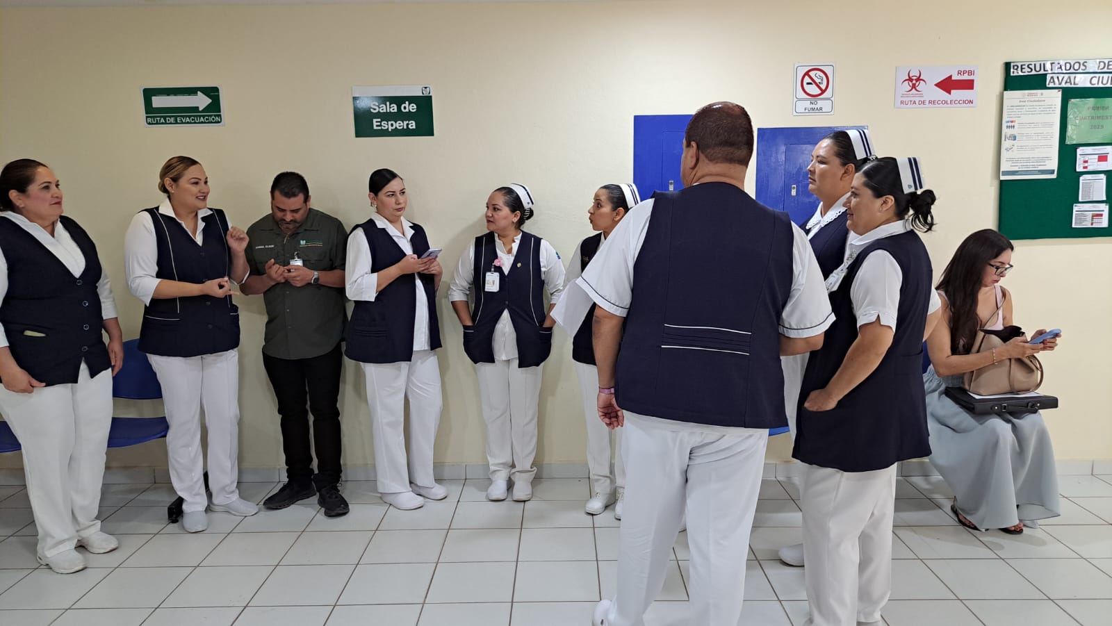 Protestan trabajadores del IMSS Bienestar