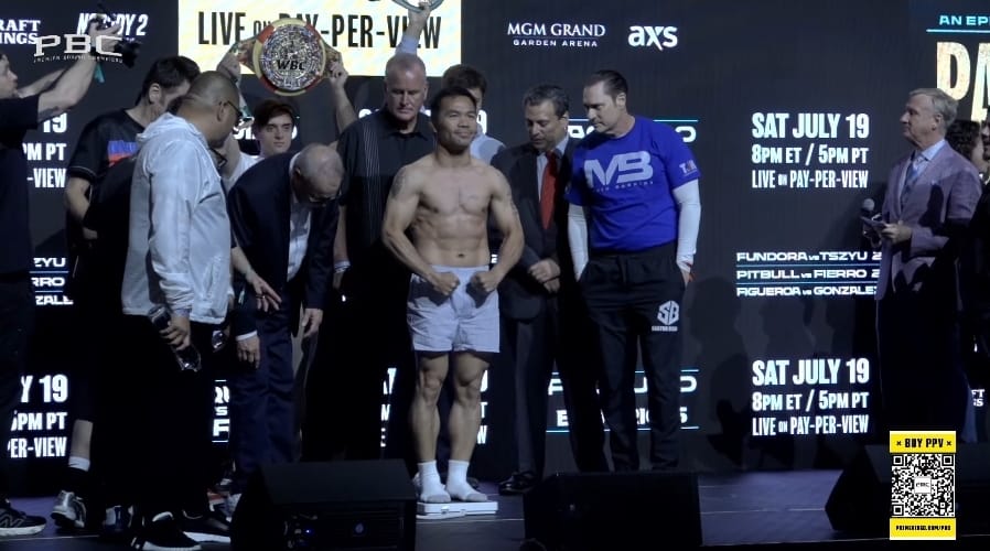 Manny “Pac-Man” Pacquiao sobre la báscula.