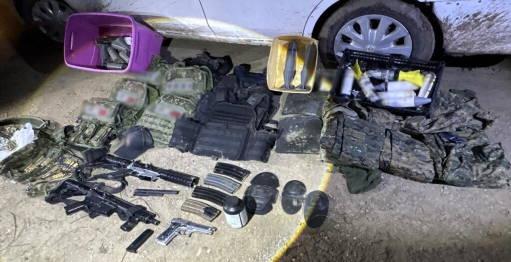 Marinos aseguran explosivos, pólvora, armas de fuego y un vehículo en Culiacán