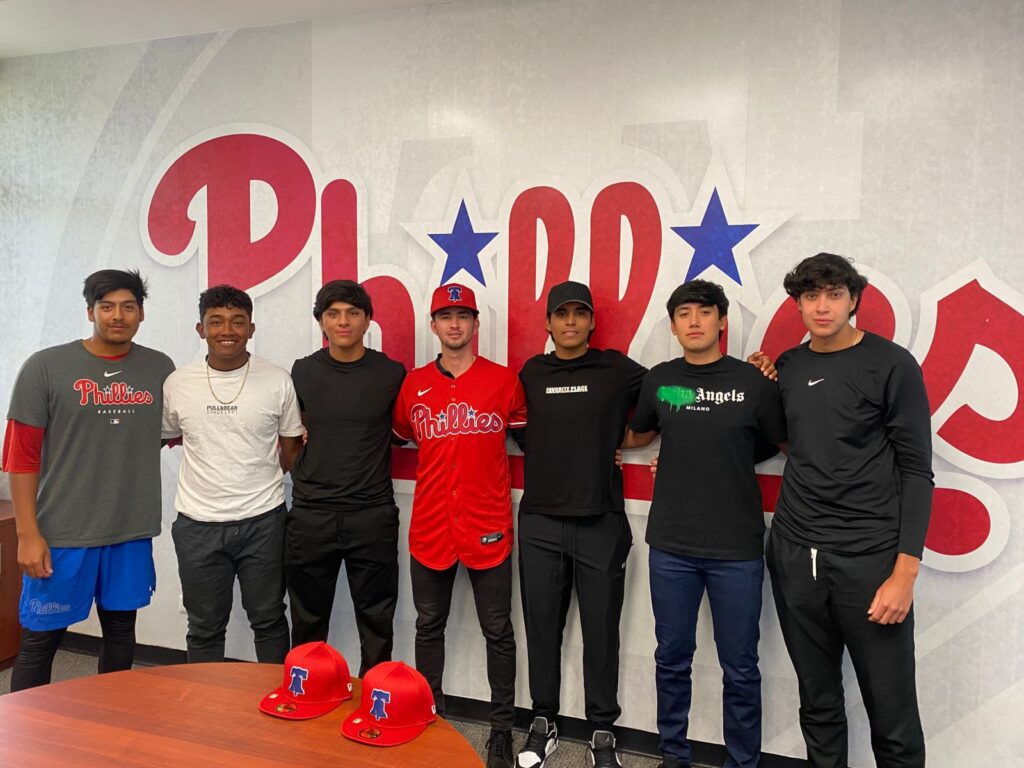 Markos Sánchez en su firma con Phillies de Philadelphia.