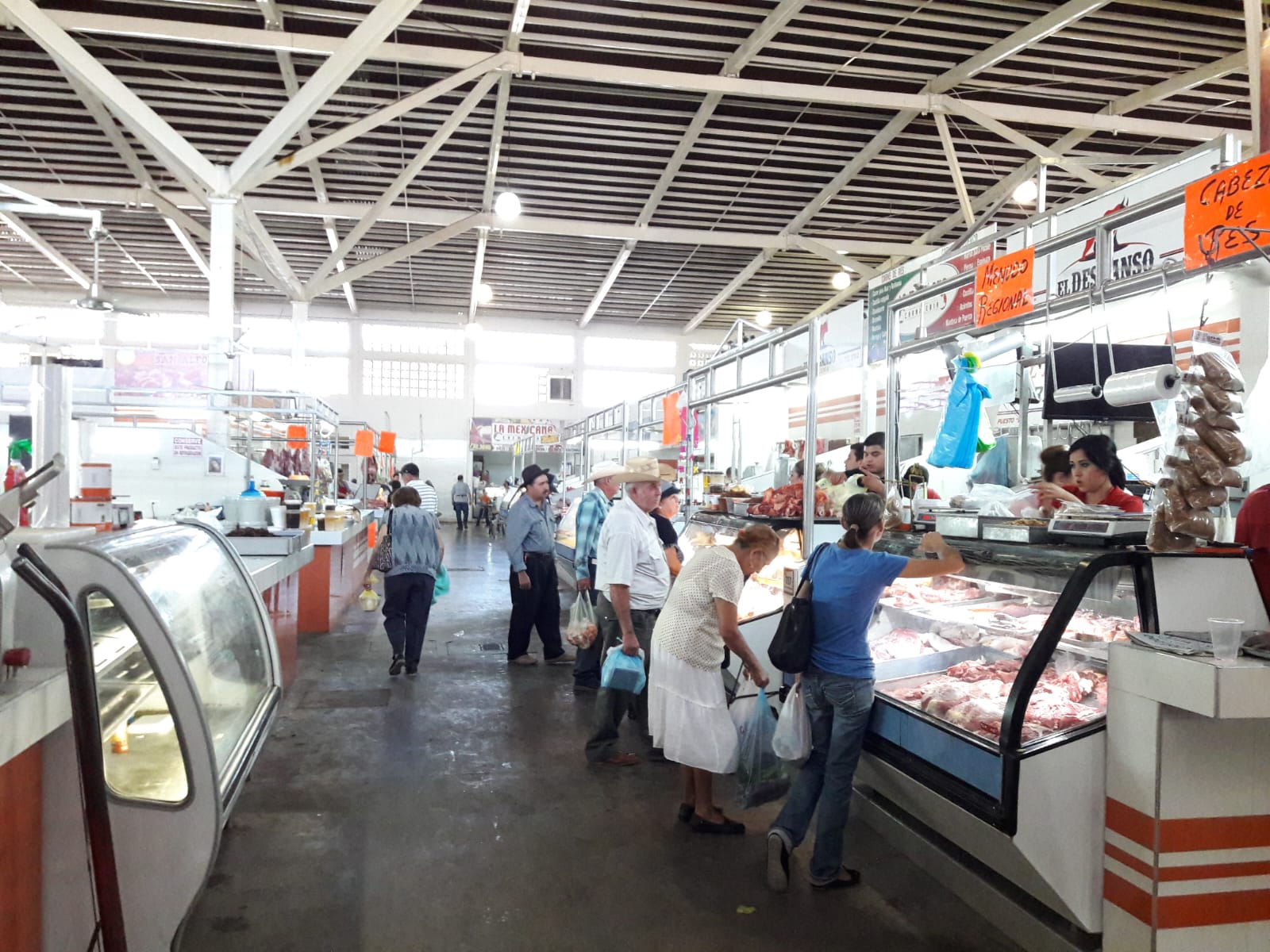 Locatarios del mercado municipal en Salvador Alvarado