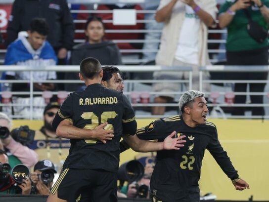 México celebrando la victoria.