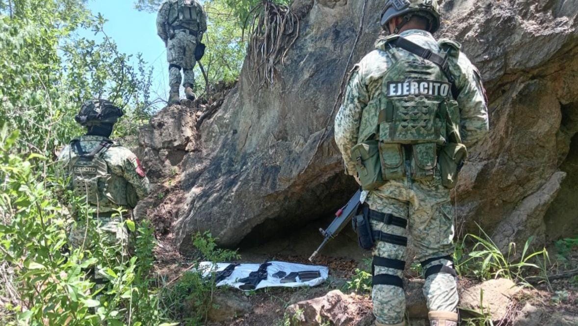 Militares localizan armas de uso exclusivo de las Fuerzas Armadas en El Fuerte