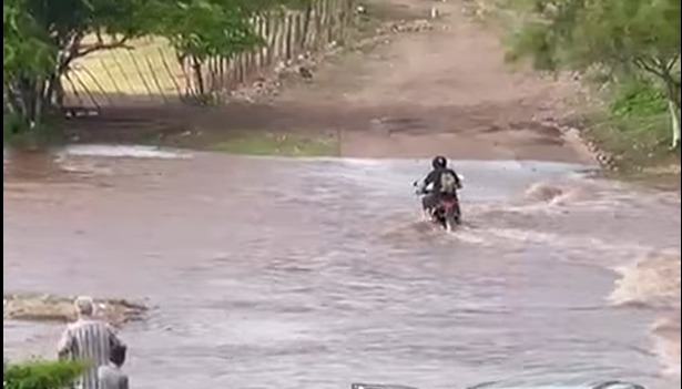 Motociclista desafía arroyo crecido en Sinaloa municipio
