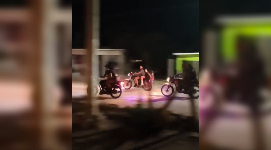 Jóvenes motociclistas circulando a exceso de velocidad y utilizando escape ruidoso por la noche.