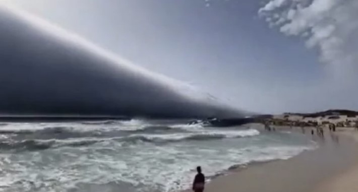 VIDEO: Nube gigante con forma de tsunami causa temor en playa de Portugal