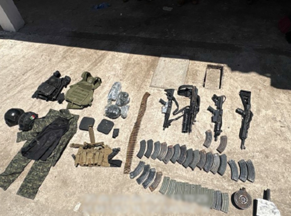 Un aditamento lanzagranadas, armas de fuego, más de 600 cartuchos útiles y equipo táctico