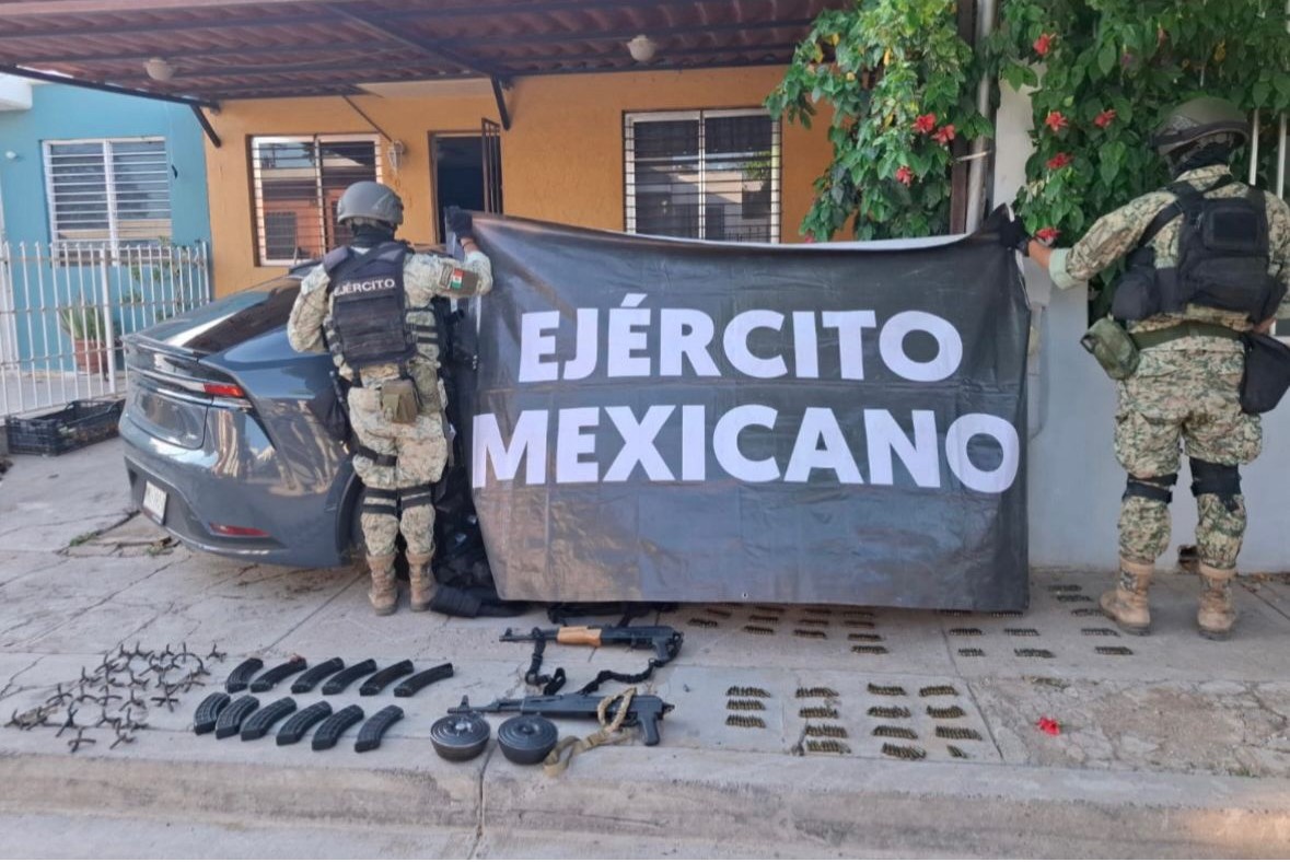 Asegura un vehículo con armas y equipo táctico