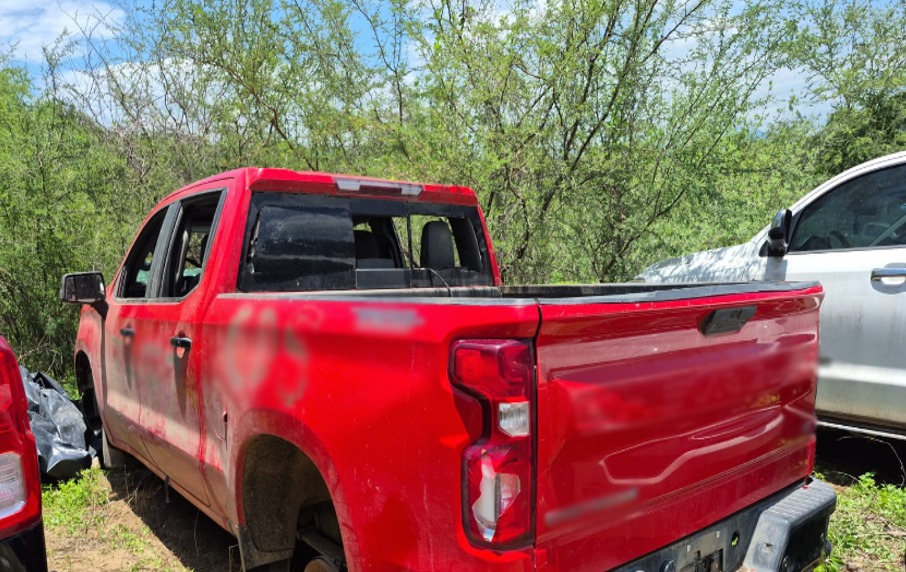 Se encontró una camioneta, la cual contenía en su caja un total de 14 armas de grueso calibre
