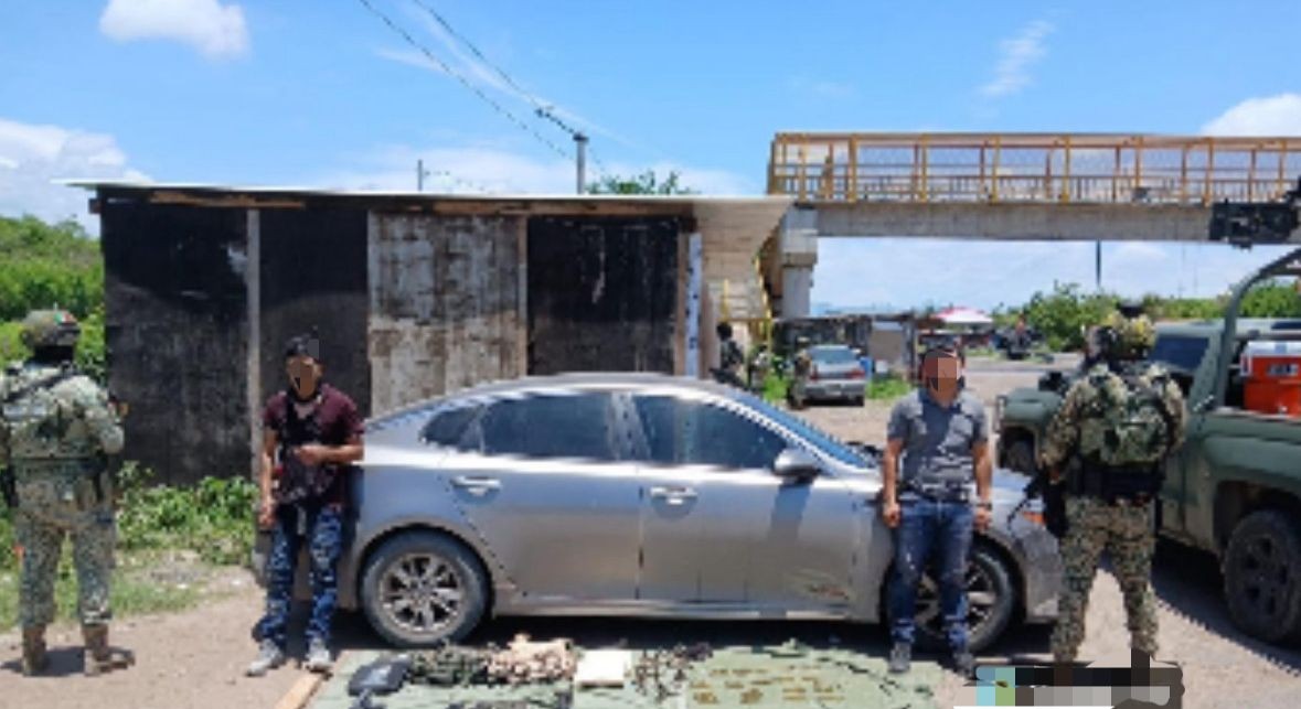 Detienen a dos personas armadas en Escuinapa