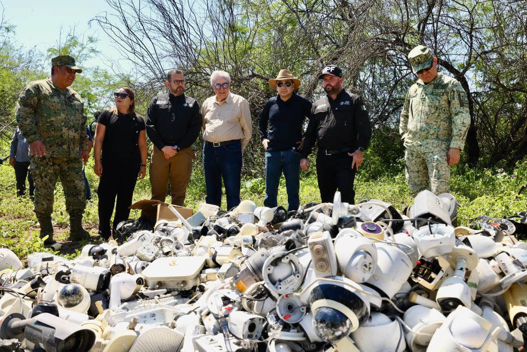 Rocha presencia destrucción de armas, drogas y cámaras clandestinas