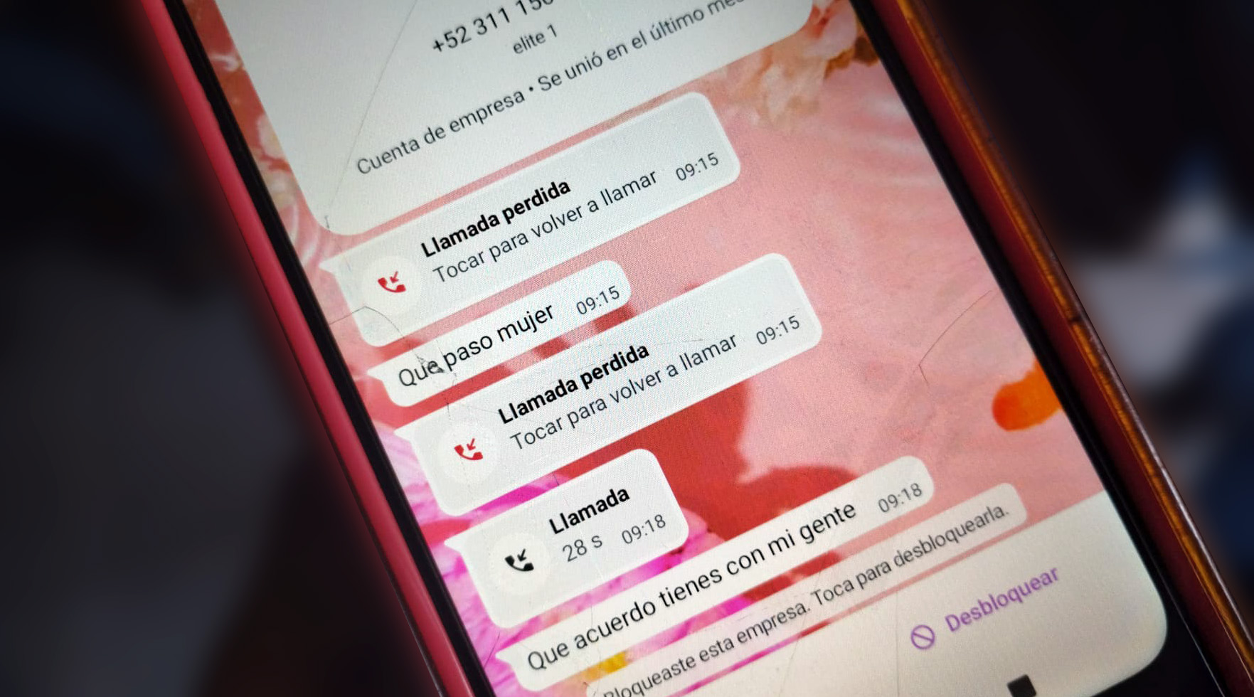 Pantalla de un teléfono celular con un mensaje en WhatsApp de un extorsionador