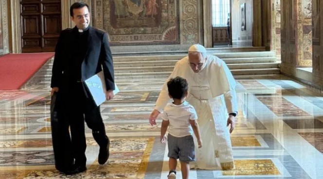 Emotiva escena en el Vaticano: niño irrumpe durante audiencia privada para abrazar al papa León XIV