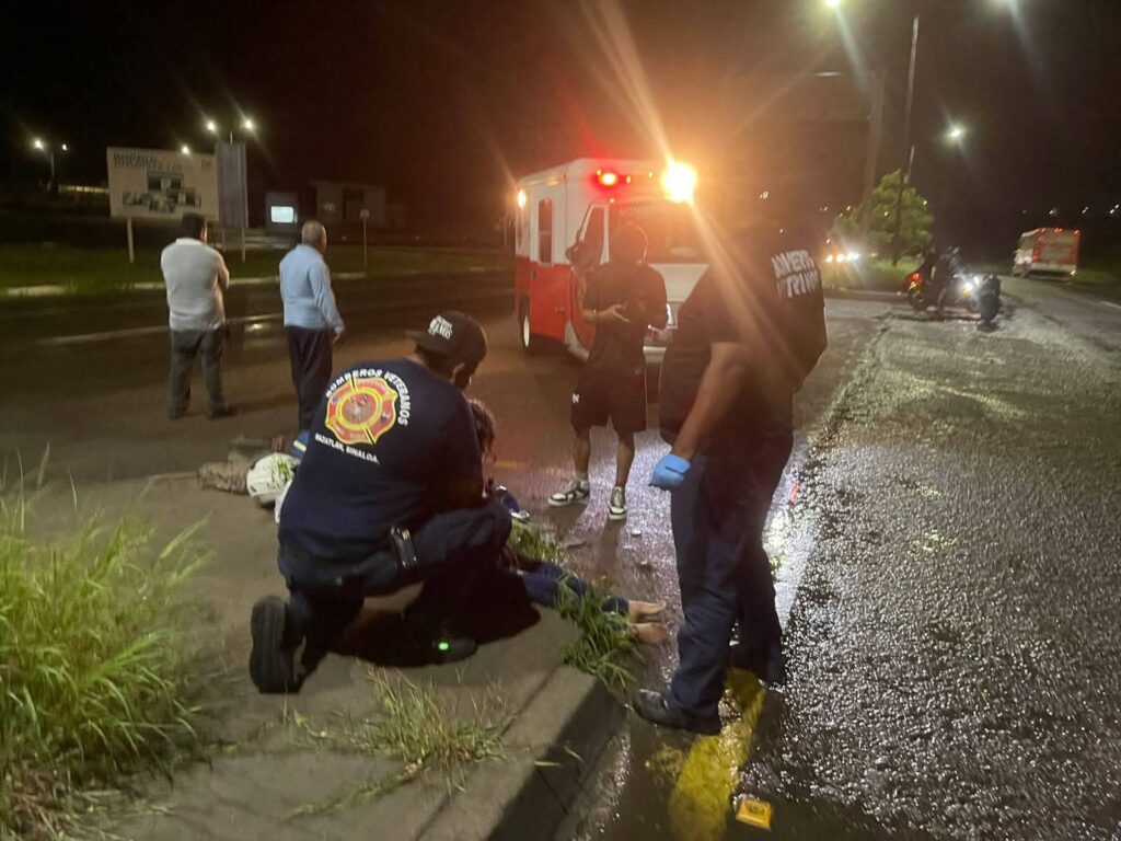Par de adolescentes resultan heridos tras derrapar en su motocicleta al sur de Mazatlán