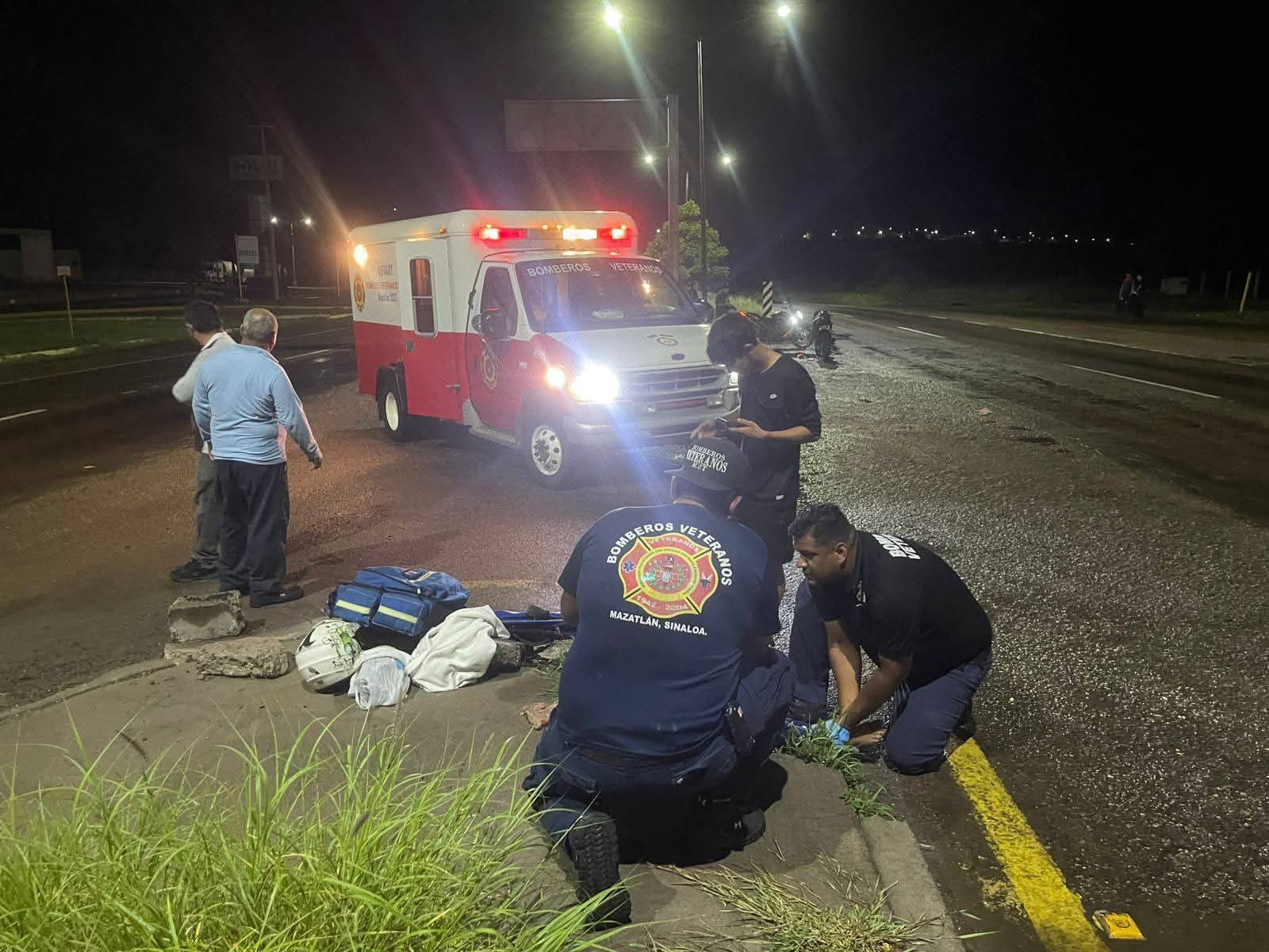 Par de adolescentes resultan heridos tras derrapar en su motocicleta al sur de Mazatlán