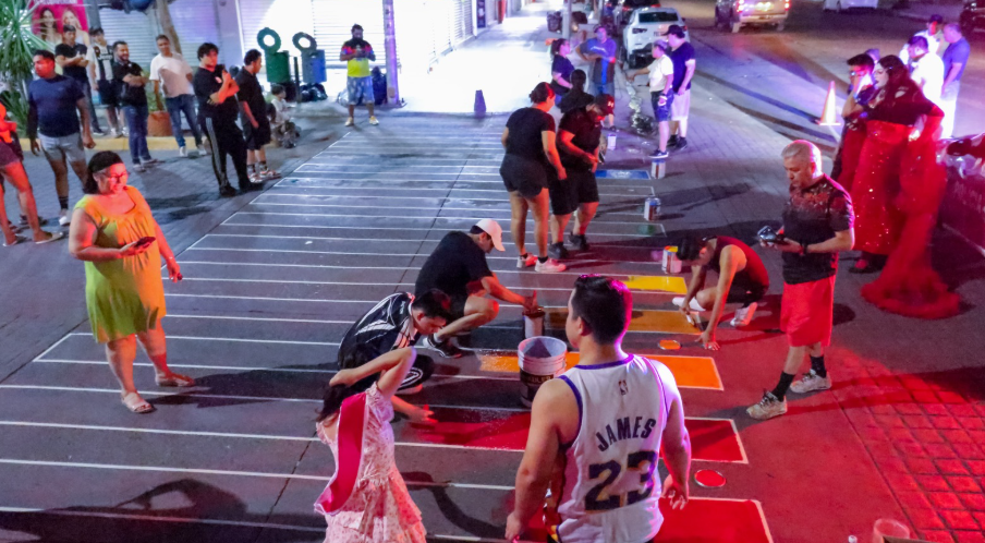 Colectivos LGBT pintan de colores cruce peatonal