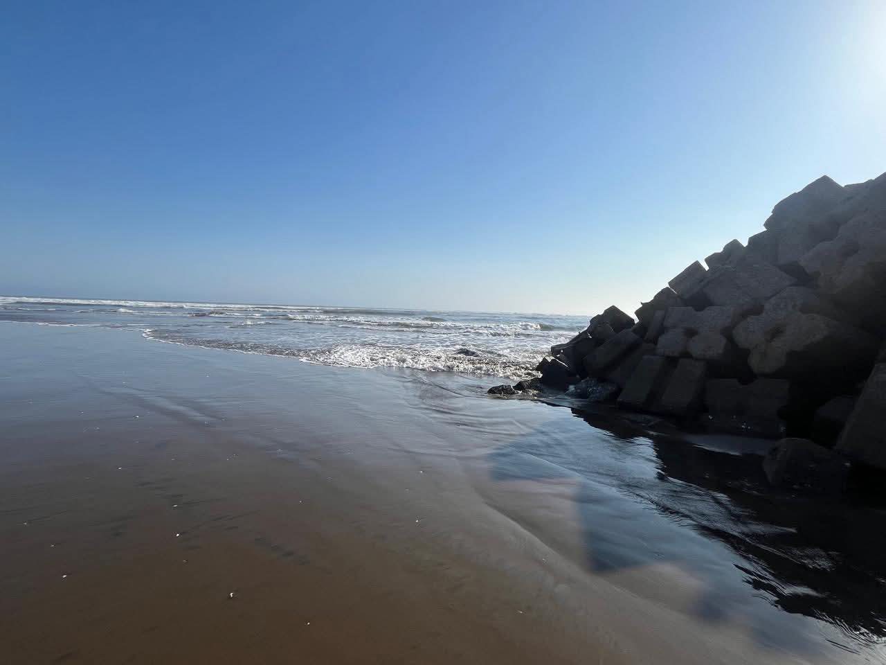 Playa Las Glorias sin afectaciones tras alerta por oleaje elevado