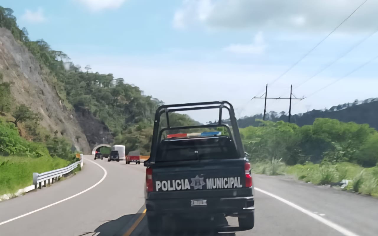 Unidad policiaca en una carretera