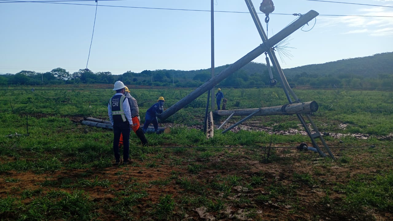 Caída de postes de telefonía es lo que afectó torre de CFE