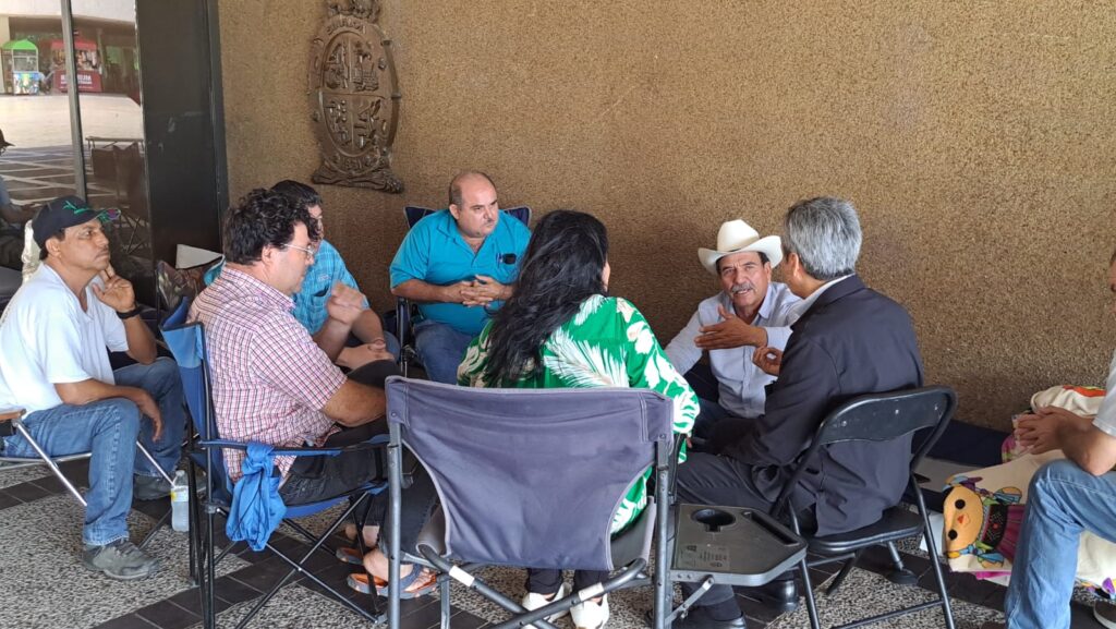 Productores inician huelga de hambre en Palacio de Gobierno