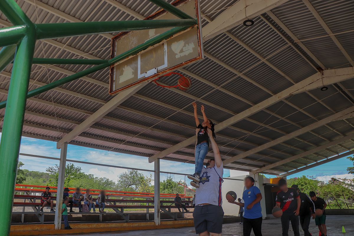 Programa deportivo de baloncesto en la comunidad de Ciénega de los Lara en Badiraguato.