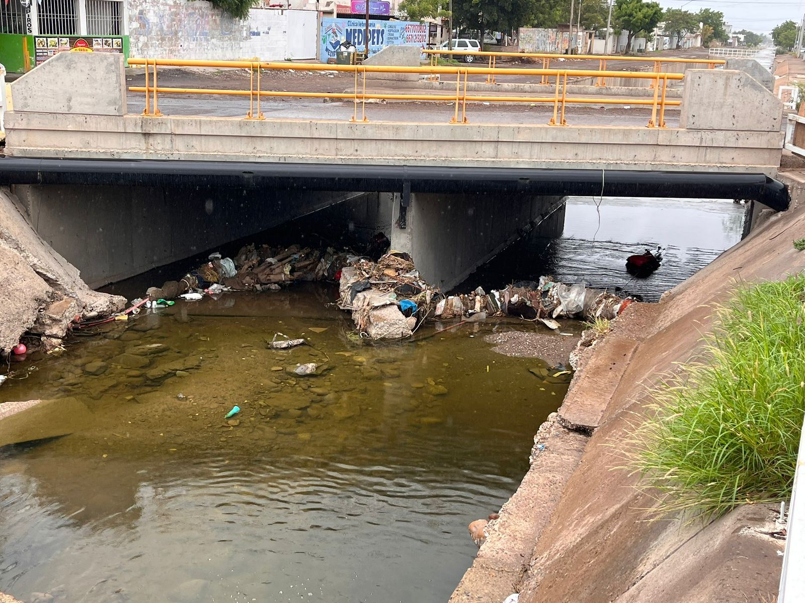 Protección Civil llama a no tirar basura ni escombro en canales de Culiacán
