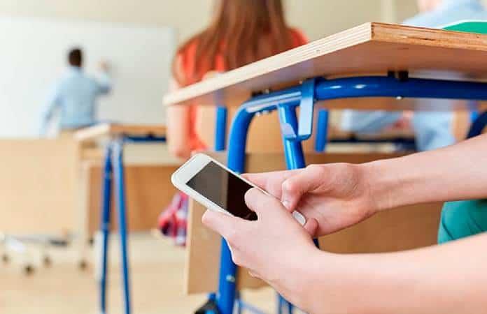 Querétaro prohíbe celulares en escuelas y endurece castigos por delitos digitales contra menores