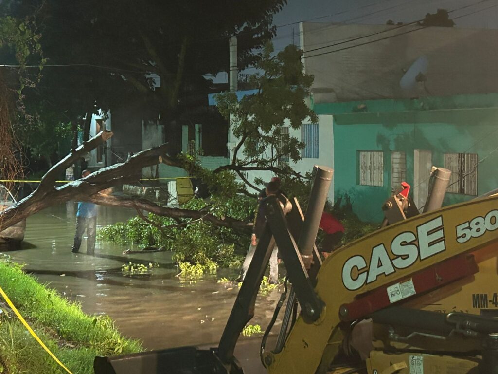 Recolectan 16 toneladas de basura tras lluvias de la noche en Mazatlán
