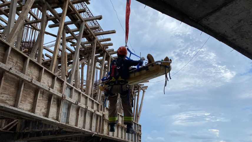 Bomberos Mazatlán rescatan a obrero lesionado