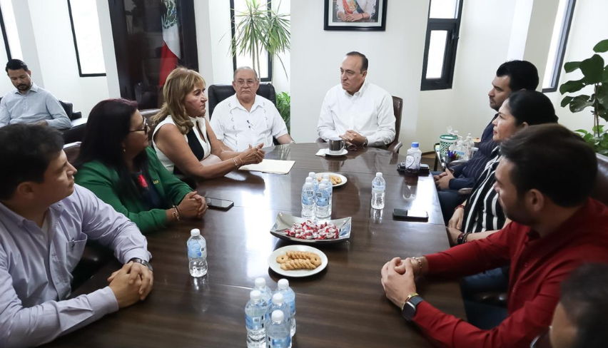 Antonio Menéndez y diputados del Congreso de Sinaloa