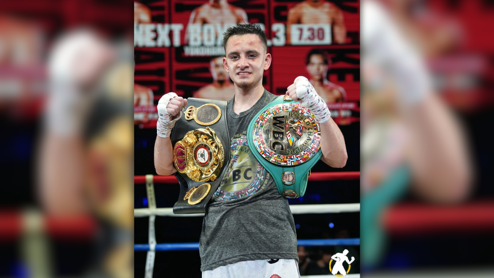 Ricardo Rafael Sandoval con los cinturones de campeón mundial
