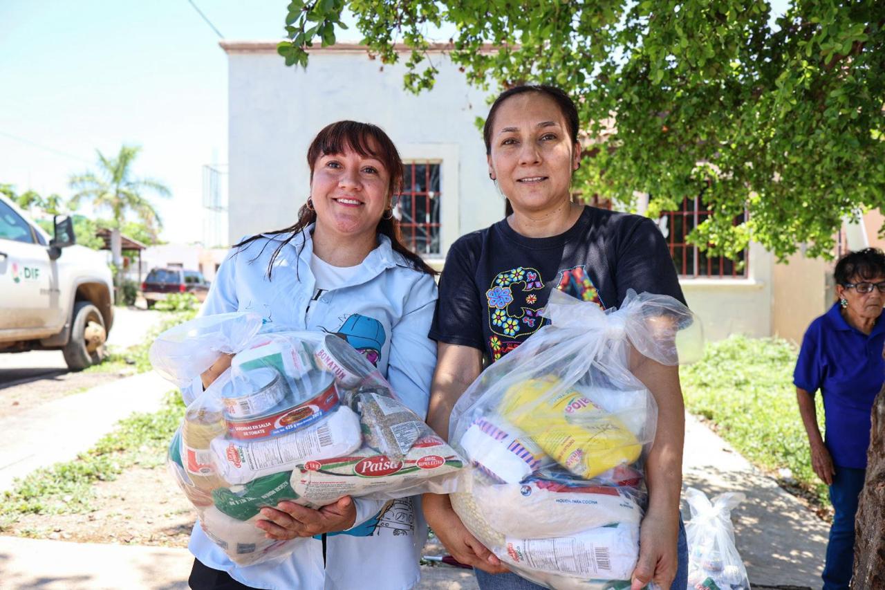 Mujeres sosteniendo sus despensas otorgadas por el DIF Culiacán.