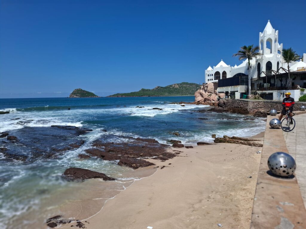 Salvamento Acuático pide respetar advertencias en playas de Mazatlán