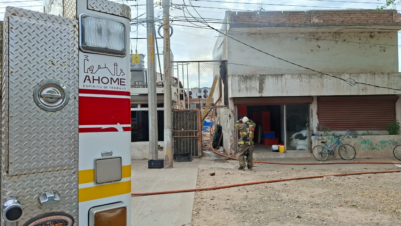 Se incendia bodega camaronera en Los Mochis